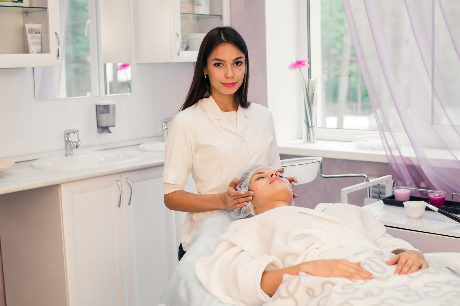 Woman cosmetologist to work in beauty salon.
